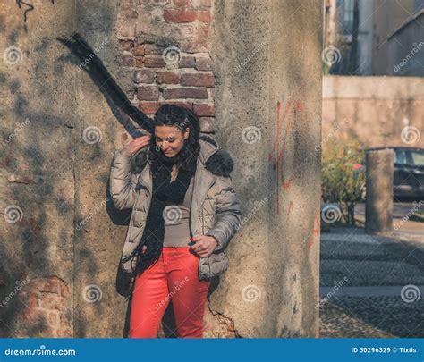 Sch Ner Junger Brunette Der In Den Stadtstra En Aufwirft Stockbild Bild Von Anreden Sch N