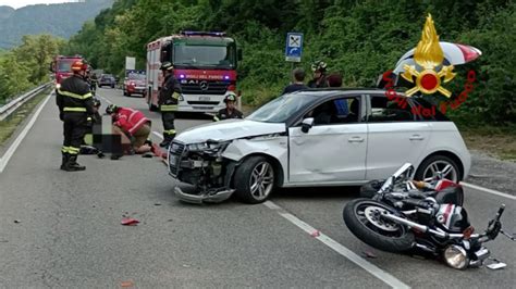 Pauroso Scontro Tra Moto E Auto Feriti I Centuari Padre E Figlio