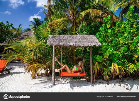 Belle Femme Bronzée Sexy Bikini Sur L île Des Maldives Jeune image libre de droit par