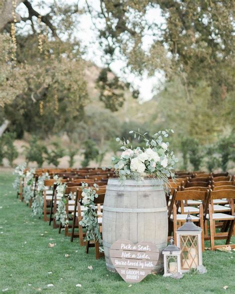 RUSTIC WEDDING DECOR FOR COUNTRY CEREMONY