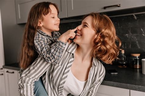 Close up Portrait De Jeune Maman Aux Cheveux Bouclés Et Sa Petite Fille