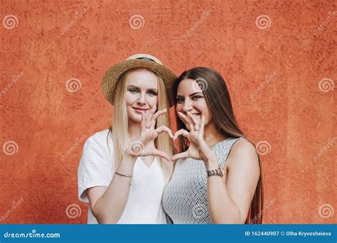 Due Belle Ragazze Brunette E Bionde Studenti Sorelle Ragazze Camminano Donne Sorridenti