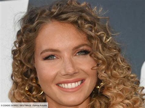 Amandine Petit Sculpturale En Bikini Perles Et Cha Ne De Ventre Tr S Tendance