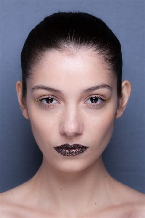 Sobrancelhas Marcadas Pele Nude E C Ncavo Esfumado Tend Ncia De Beleza Para Inverno