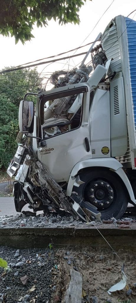 Sorte Motorista de caminhão que bateu em poste teve apenas ferimentos