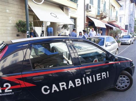 Forte Dei Marmi Scappa Dai Carabinieri E Passa Col Rosso Fermato Dopo