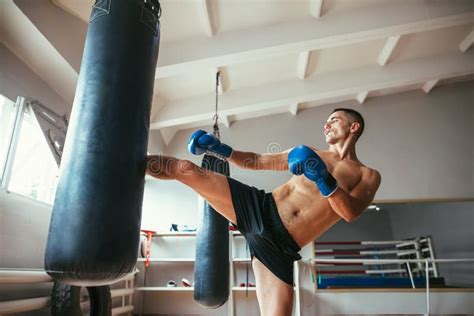 Alto Retroceso Del Entrenamiento Masculino Del Boxeador En El Saco De