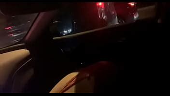 Latina chupando polla en tanga en el tráfico XVIDEOS