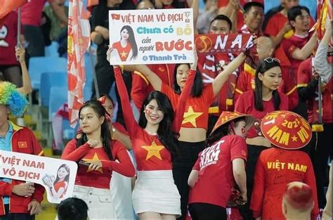 Danh tính hot girl chụp ảnh thân mật với Quang Linh