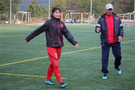 Hoàng Thị Loan hot girl sân cỏ đội tuyển nữ Việt Nam BlogAnChoi