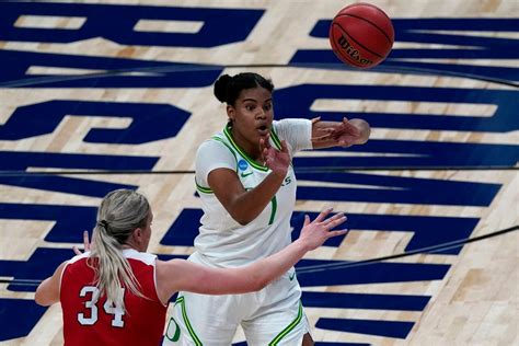 Oregon women’s basketball forward Nyara Sabally injures right knee in ...