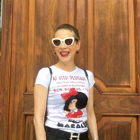 Tras ganar batalla al cáncer Edith González posa en bikini a sus 52 años