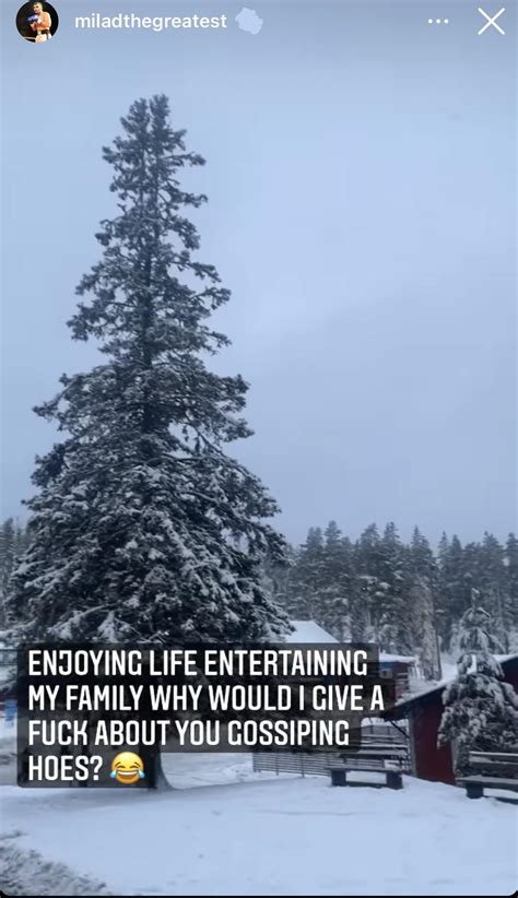 Er det os han hentyder til For så giver han os da lidt en fuck alligevel siden han dedikeret