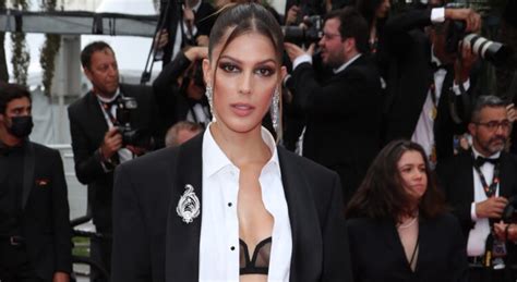 Iris Mittenaere renversante dans un ensemble de lingerie noir très sexy elle met la toile sens