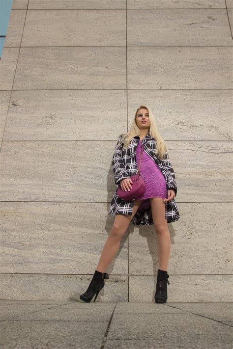 La Fille Blonde Pose Dans La Ville Photo Stock Image Du Lilas Adulte 75940986