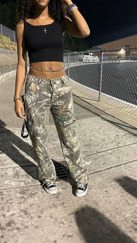 outfit inspo cargo camo pants | Camoflauge outfits, Camo pants outfit ...