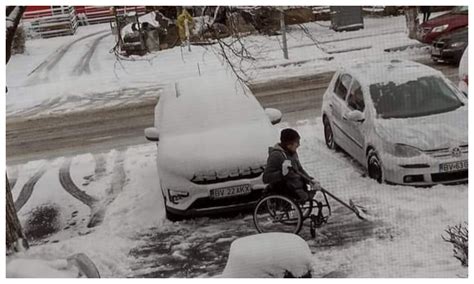 Emoţionant Un bărbat din judeţul Braşov aflat în scaun cu rotile