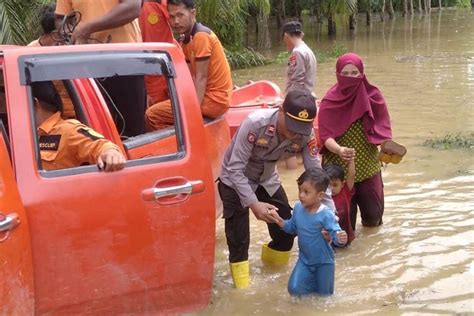 Jalur Aceh Sumut Terputus Karena Banjir Kendaraan Menumpuk Di SPBU