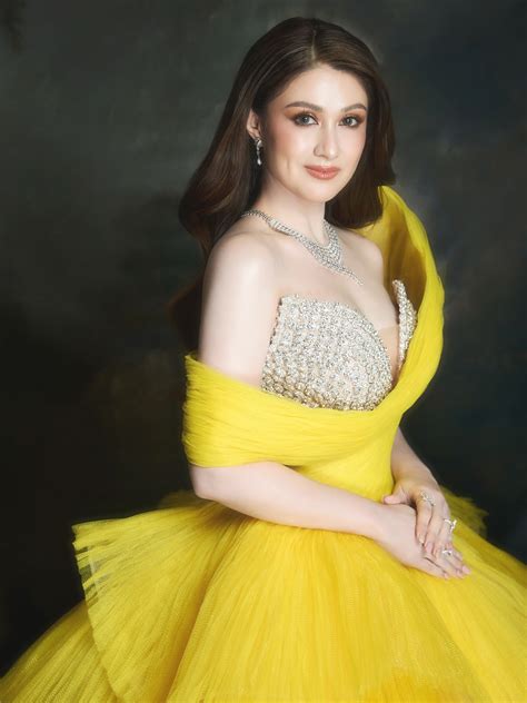 GMA - MAY SARILING RINGLIGHT 💛 Kapuso actress Carla Abellana looked