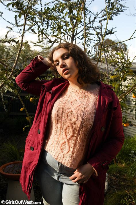 Good Looking Fattie Hannah Unveils Her Hot Figure Outdoors Photos