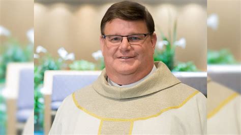 Padre Revela Ser Gay Durante Missa Nos EUA