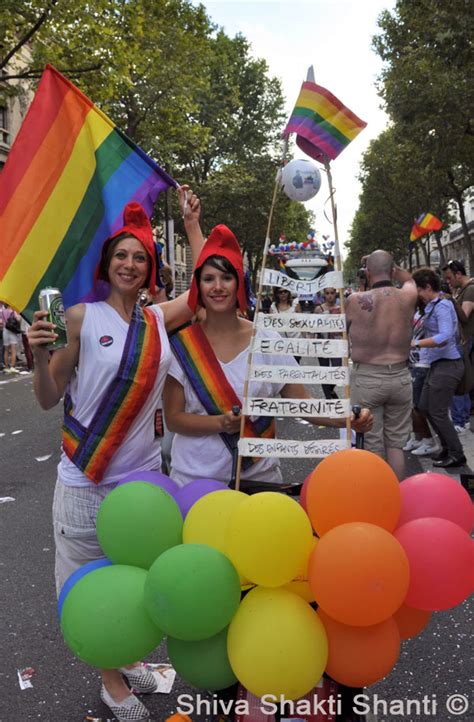 Mis Re H T Rosexuelle Les Derniers Romantiques Par S Gay Pride Paris Oui Au Mariage