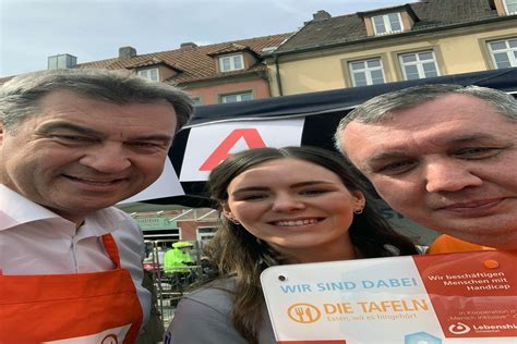 Mensch Inklusive Bei Der Langen Tafel Auf Dem Schweinfurter Marktplatz