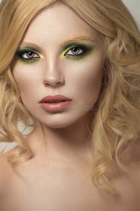 Jeune Femme Blonde Dans La Lingerie Sexy Beige Photo Stock Image Du Caucasien Femelle 81676788