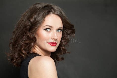 Jovencita Glamorosa Modelo De Brunette A La Moda Con Cabello Ondulado Piel Saludable Y Perfecta