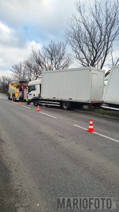 Czo Owe Zderzenie Ci Ar Wki Z Osobow Toyot W Chr Cinie Opowiecie Info