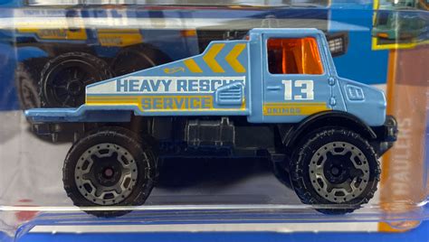 Машинка Базова Hot Wheels Mercedes Benz Unimog L Haulers HKJ Light Blue Новий купити в