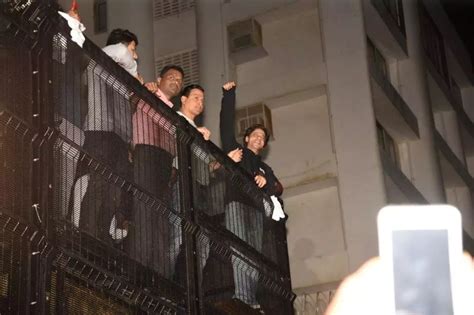 Look: SRK spends birthday with thousands of fans | Entertainment-photos ...