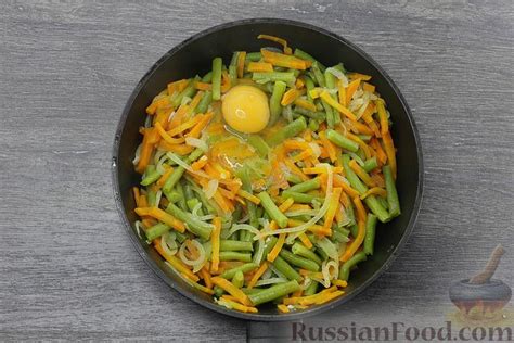 Рецепт: Стручковая фасоль с морковью, яйцом и соевым соусом на ...
