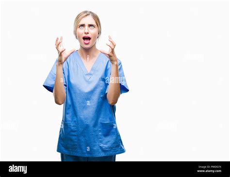 Belle jeune femme blonde infirmière médecin chirurgien sur fond isolé et mad fou criant et