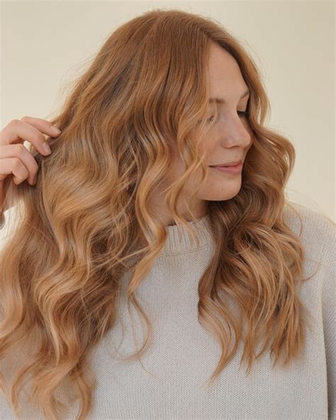 Strawberry blonde tudo sobre a tendência de cabelos loiro morango que está dominando o verão