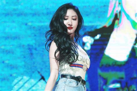 Bỗng hot vì diện đồ hiệu khoe body quá nảy nở nữ idol sinh năm 1995 không may lộ hàng trên