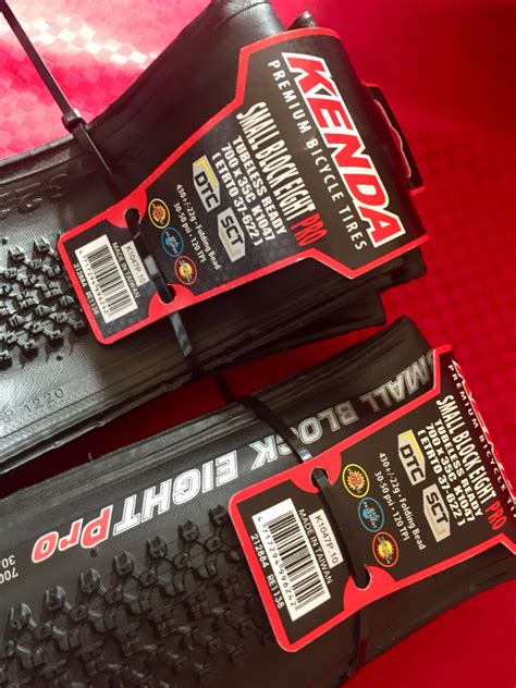 NUEVO - KENDA Tire K1047 700x35c Small Block Eight Tubeless Black ...