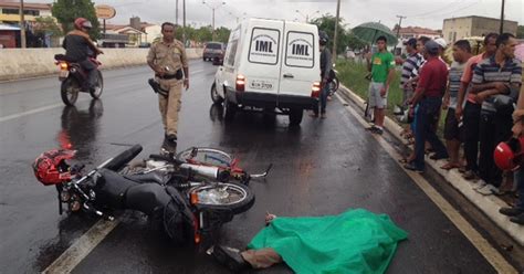 G1 Motociclista perde controle de moto ao ser fechado por caminhão e