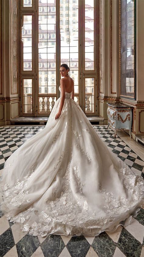 Pronoviasさんのインスタグラム動画 PronoviasInstagram The most jaw dropping