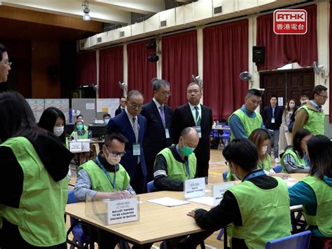 区议会选举｜陆启康及曾国卫巡视天主教伍华中学点票站 Rthk