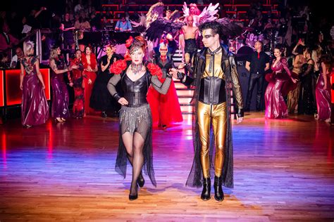 Roses & Love Ball feiert Premiere am Valentinstag | Deutsches Theater