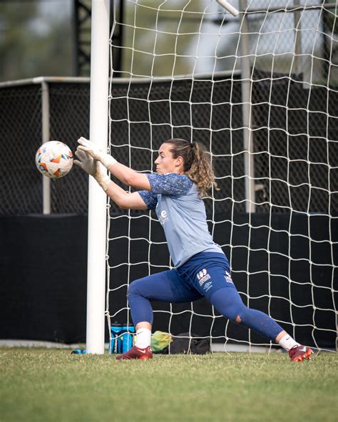 Goleira Kelly Faz Temporada Mais Jogos Na Carreira Pelas Sereias E