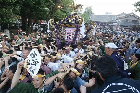 「宮出し」威勢良く：浅草・三社祭 写真特集35 毎日新聞