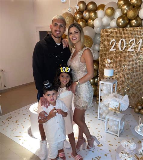 Photo Leandro Paredes Son Pouse Camila Galante Et Leurs Deux