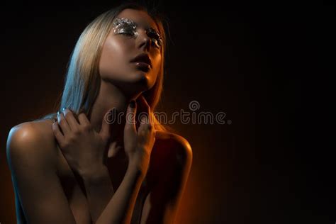 Belle Fille Blonde Nue Pleurante Esprit De Coffre De Torse Nu De Couvertures Grand Photo Stock