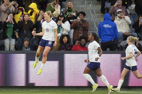 US shakes off shocking loss, advances to Women's Gold Cup semis with a