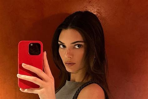 Кендалл Дженнер сфотографировалась топлес в рекламе купальников - МК