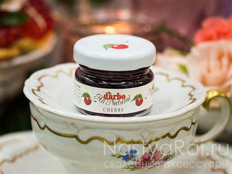 Баночка варенья, вишня