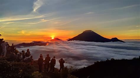 menikmati keindahan golden sunrise  bukit sikunir dieng pesona alam