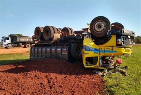 Barra De Dire O Quebra Caminh O Capota E Deixa Motorista Ferido Em